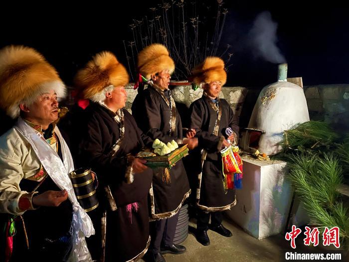 圖為除夕之夜進(jìn)行的驅(qū)鬼儀式?！∪轿木?攝
