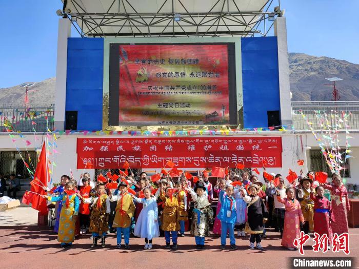 圖為加查縣安繞鎮(zhèn)小學(xué)各民族代表學(xué)生齊唱紅歌。　安繞鎮(zhèn)小學(xué)供圖
