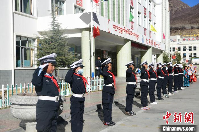 圖為加查縣安繞鎮(zhèn)小學(xué)學(xué)生爭當(dāng)“小交警”體驗(yàn)交警工作。　貢嘎來松 攝