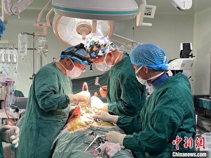 圖為在北京援藏醫(yī)療隊專家指導下，多項新技術使用到脊柱疾病的手術中。(資料圖) 拉薩市人民醫(yī)院脊柱外科供圖