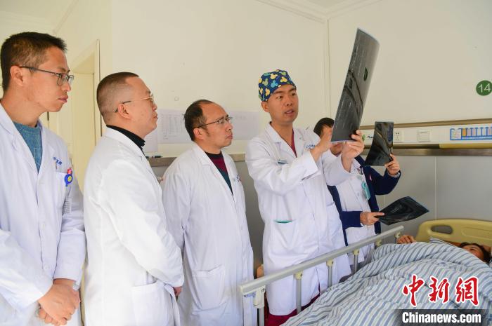 圖為醫(yī)療援藏專家何蔚(站右二)與馮敬云(左二)、廖濤(左三)等人討論患者病情。(資料圖) 貢嘎來松 攝