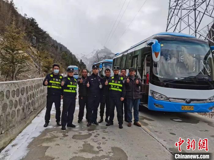 救援成功后，司機(jī)們與邊境派出所民警合影?！±罱ǚ?攝