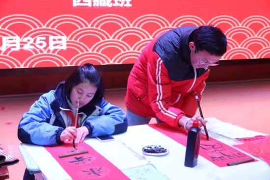 現(xiàn)場書寫春聯(lián)。梁超攝