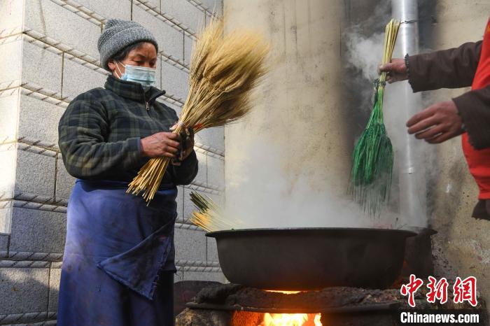圖為拉薩手藝人制作年貨“羅薩梅朵”?！∝暩聛硭?攝