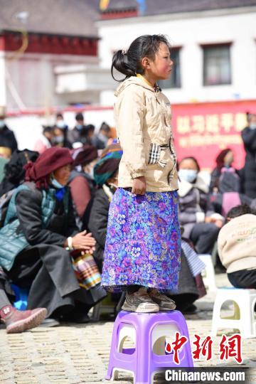 圖為觀看節(jié)目的小女孩?！∝暩聛硭?攝