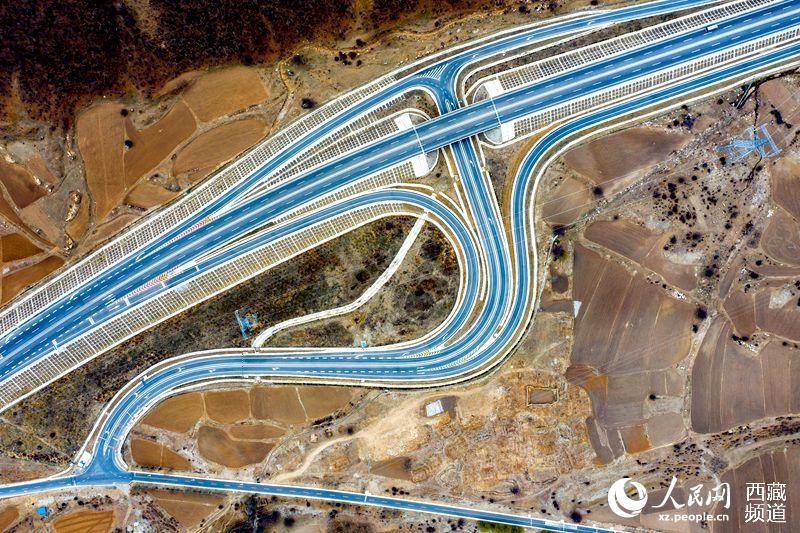 拉林高等級(jí)公路。徐馭堯攝