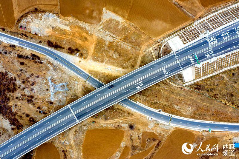 拉林高等級(jí)公路。徐馭堯攝
