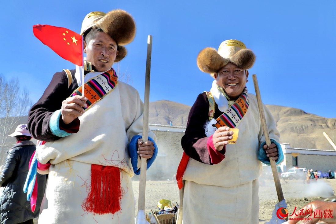 互敬青稞酒，祈福一年的豐收。人民網(wǎng) 次仁羅布攝