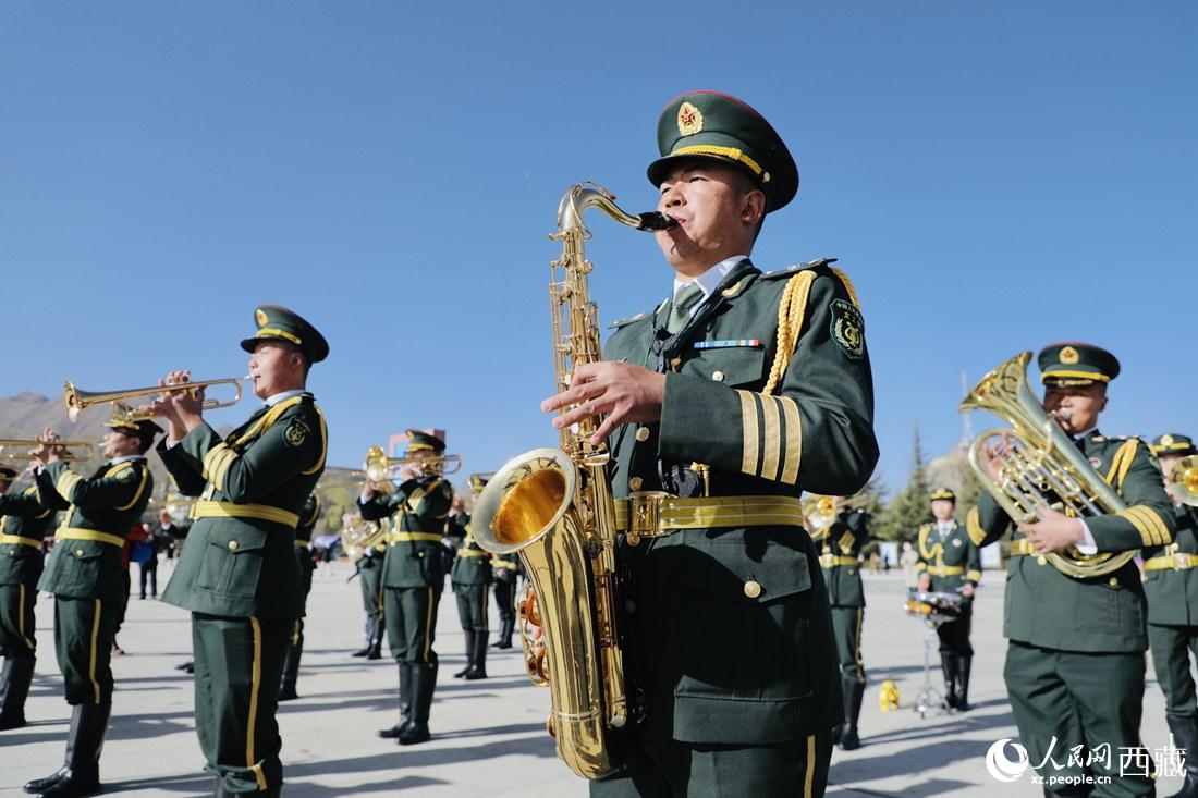 軍區(qū)文工團(tuán)奏響國歌。人民網(wǎng) 次仁羅布攝