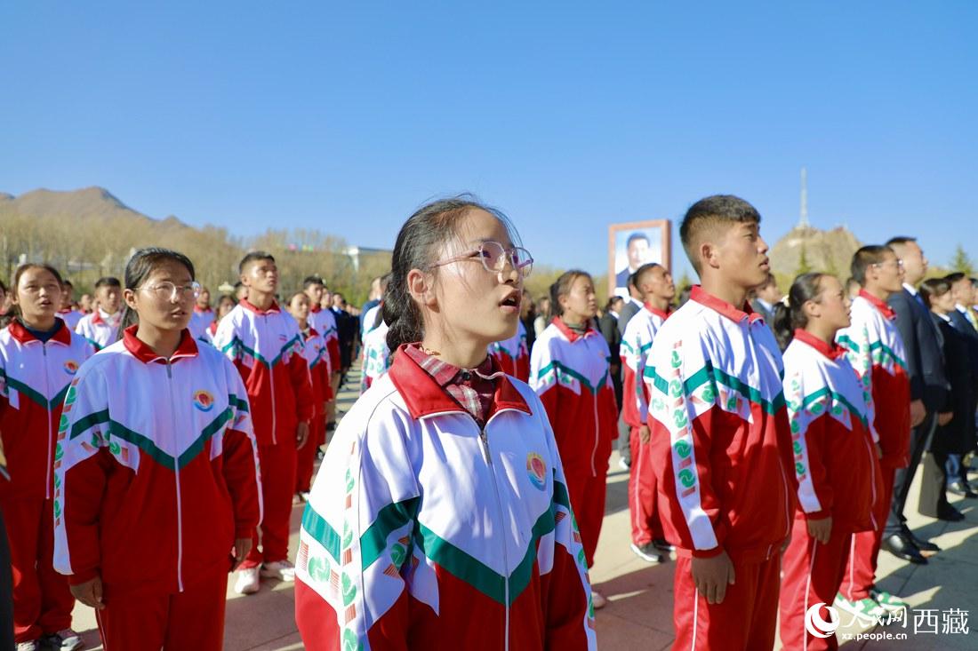 全體奏唱國歌。人民網(wǎng) 次仁羅布攝