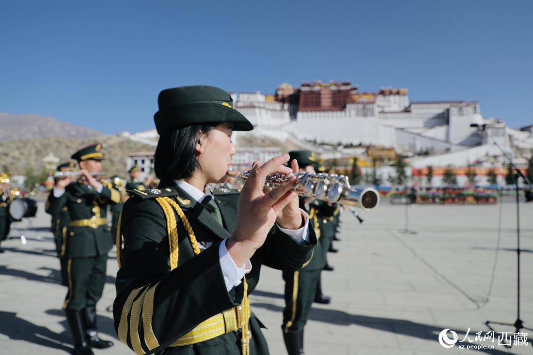 軍區(qū)文工團(tuán)奏響國歌。人民網(wǎng) 次仁羅布攝