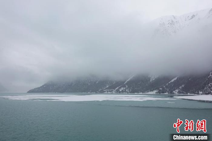 然烏湖春雪飄落。　冉文娟 攝