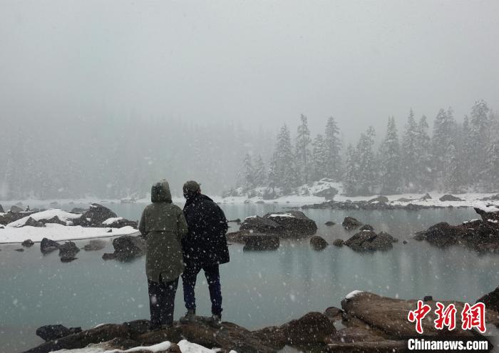 游客欣賞雪中然烏湖?！∪轿木?攝