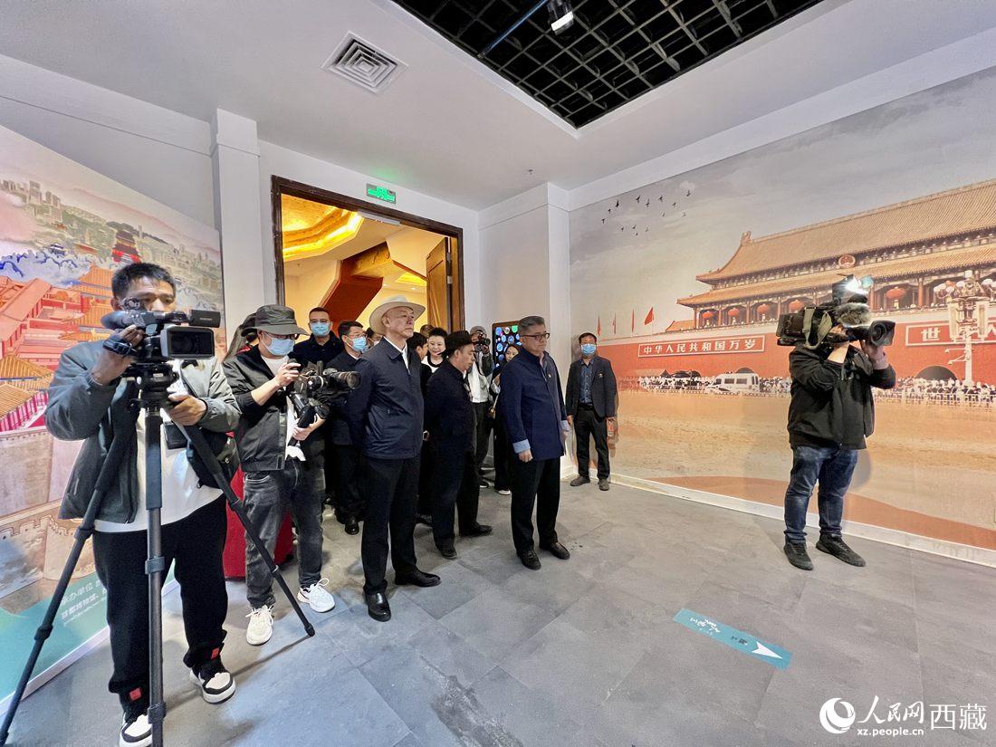 參觀《“讀城——大美北京”西藏巡展》展廳。 人民網(wǎng) 次仁羅布攝