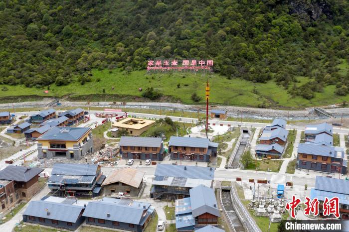 “家是玉麥 國(guó)是中國(guó)”的大字豎立在玉麥鄉(xiāng)旁的山腳上?！钊A峰 攝