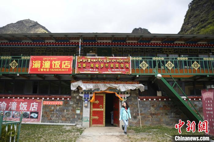 玉麥鄉(xiāng)里修建了飯店與旅館?！钊A峰 攝