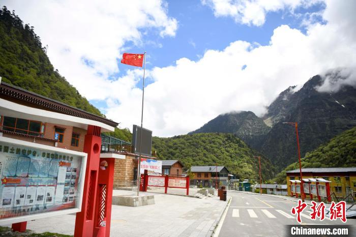玉麥鄉(xiāng)內(nèi)道路變成了硬化路。　楊華峰 攝