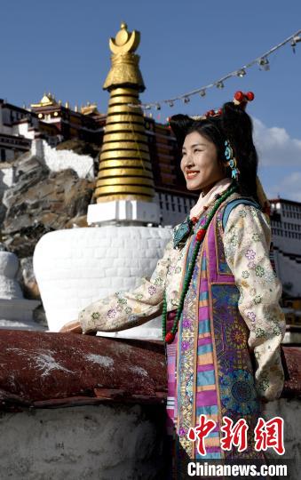 西藏自治區(qū)級(jí)非遺項(xiàng)目——拉薩服飾，圖為舊時(shí)拉薩貴族婦女的裝扮。