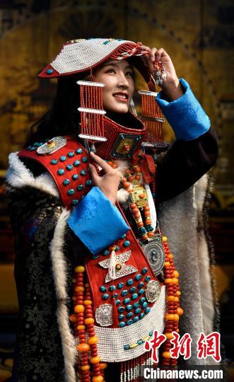 圖為國(guó)家級(jí)非遺項(xiàng)目——西藏阿里普蘭的“宣”服，該服飾華麗稀有，每逢節(jié)日盛典時(shí)才會(huì)穿戴。　李林 攝