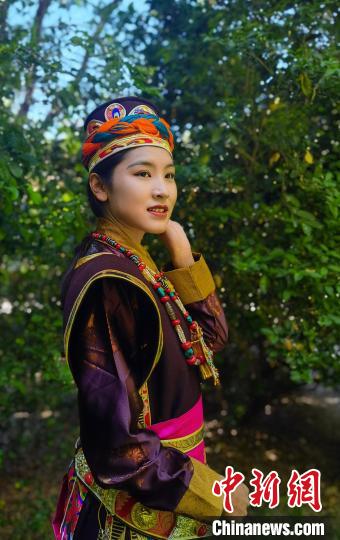 圖為國(guó)家級(jí)非遺項(xiàng)目——林芝工布藏族服飾。　李林 攝