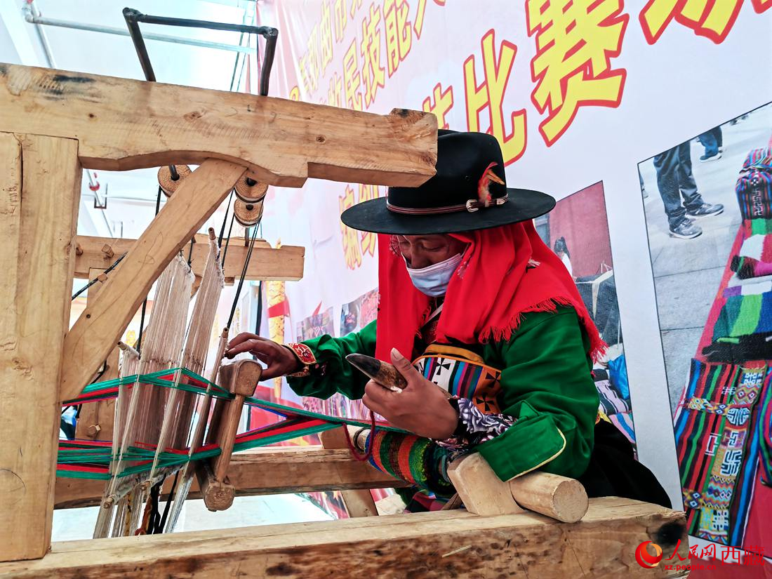 紡織手藝展示。人民網(wǎng) 李海霞攝