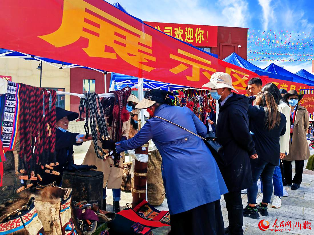 技能大賽現(xiàn)場引來不少客戶。人民網(wǎng) 李海霞攝