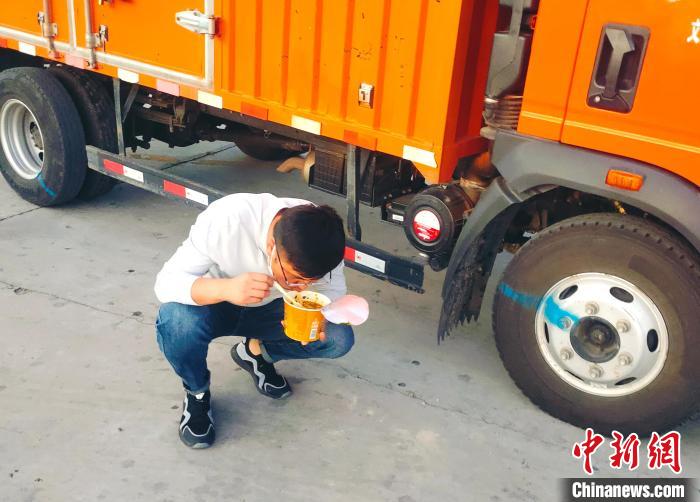 由于沿路疫情原因，閆光宇和朋友只能在服務(wù)區(qū)簡餐。　鄭朋 攝
