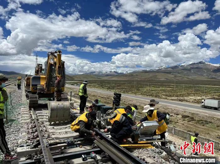 圖為青藏鐵路基礎設施“升級換代”施工現(xiàn)場?！‖F(xiàn)場作業(yè)人員供圖