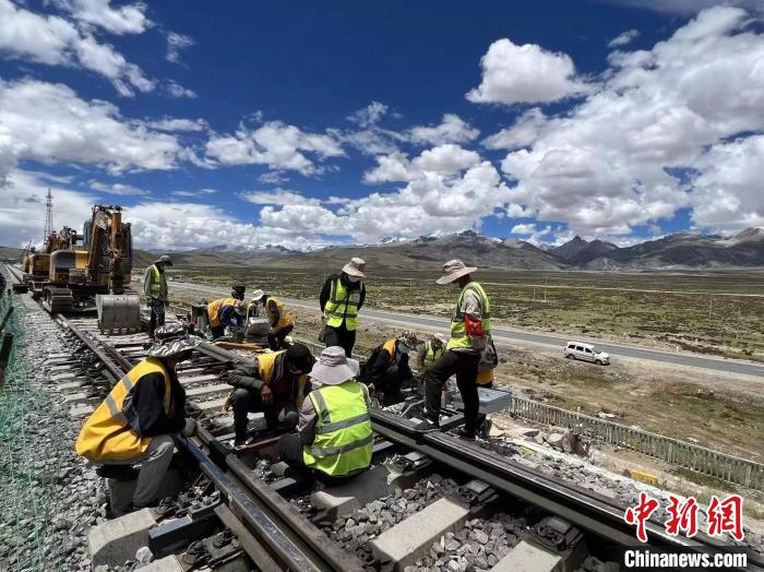 圖為青藏鐵路基礎設施“升級換代”施工現(xiàn)場。　現(xiàn)場作業(yè)人員供圖