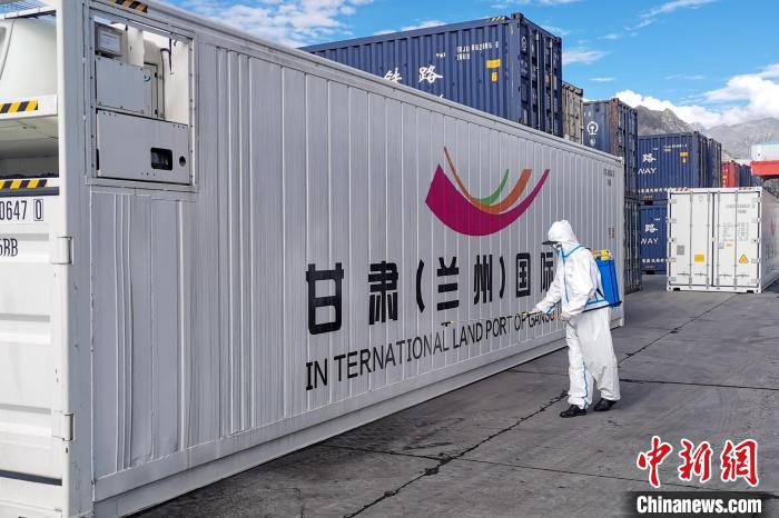 9月9日，甘肅省援助拉薩700噸生活物資“乘冷鏈專列”抵達(dá)拉薩。　國(guó)鐵青藏集團(tuán)有限公司拉薩車務(wù)段 供圖