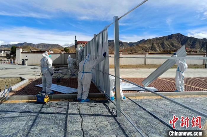 西藏金塔建設(shè)集團(tuán)有限公司職工支援日喀則方艙建設(shè)。　受訪者供圖