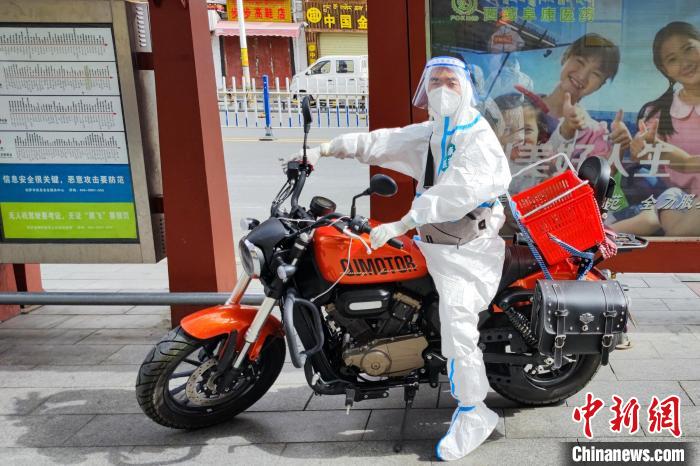 圖為西藏阜康醫(yī)療工作人員騎摩托為居家防疫市民送藥?！∈茉L者供圖