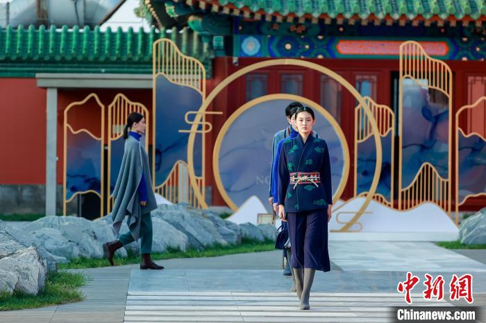 近40套藏式針織系列時(shí)裝亮相2022北京時(shí)裝周?！”本r(shí)裝周供圖