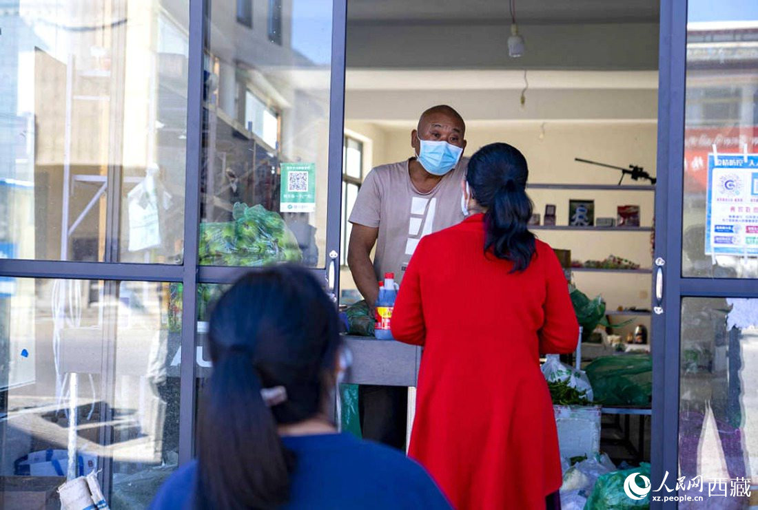 市民們有序排隊購買早餐。人民網(wǎng) 次仁羅布攝