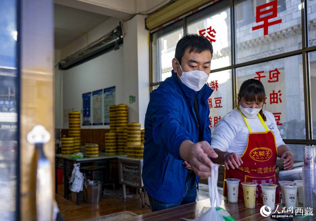市民購買早餐。人民網(wǎng) 次仁羅布攝