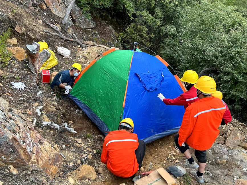 9月15日，電力施工人員正在施工點(diǎn)附近搭建暫居帳篷。白瑪多吉攝
