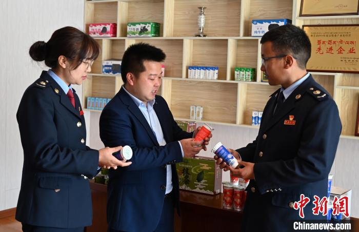 圖為林芝稅務(wù)部門上門了解企業(yè)情況，并宣講稅收政策。資料圖 趙朗 攝