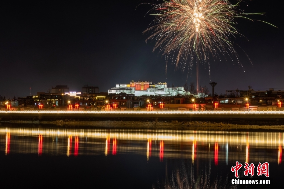 資料圖為2022年3月1日，拉薩迎來藏歷新年“古突夜”，煙花與被燈光照亮的布達拉宮交相輝映。 <a target='_blank' href='/'><p  align=