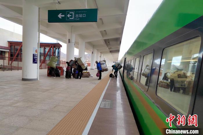 乘客乘復(fù)工專列抵達(dá)日喀則?！±_車務(wù)段 供圖