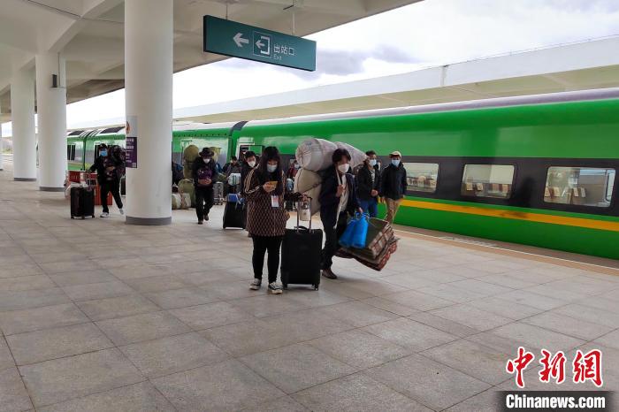 10月6日，乘客乘復(fù)工專列抵達(dá)日喀則?！±_車務(wù)段 供圖