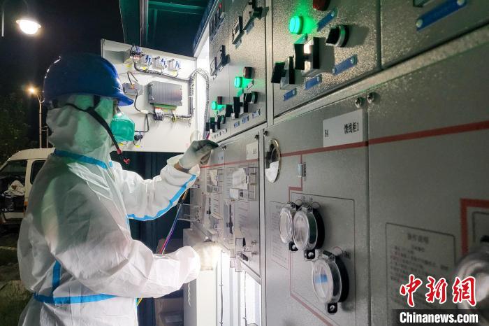 西藏電力部門順利完成方艙醫(yī)院供電設(shè)備安全可靠接入?！⊥醮箫w 攝