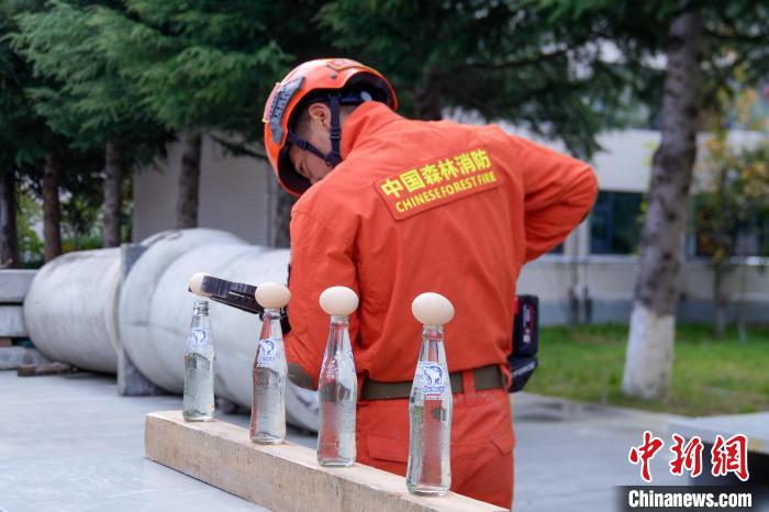 西藏林芝森林消防技能大練兵現(xiàn)場，消防員使用液壓鉗夾取雞蛋?！钣例?攝