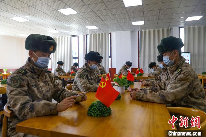 圖為阿里軍分區(qū)某邊防團組織官兵通過手機收聽收看二十大開幕盛況?！詵|供圖