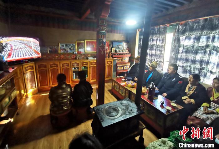 圖為西藏普蘭出入境邊防檢查站斜爾瓦執(zhí)勤點移民管理警察與駐地民眾一起收看二十大開幕盛況?！」鶗怨?攝