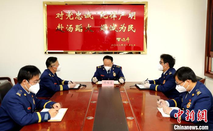 圖為西藏森林消防總隊在二十大開幕會結(jié)束后組織學(xué)習(xí)討論?！∥鞑厣窒揽傟牴﹫D