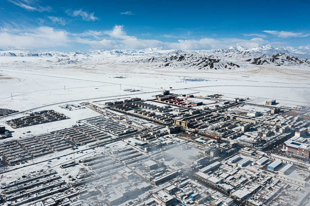 西藏阿里地區(qū)改則縣迎來初雪，銀裝素裹，美如畫卷。