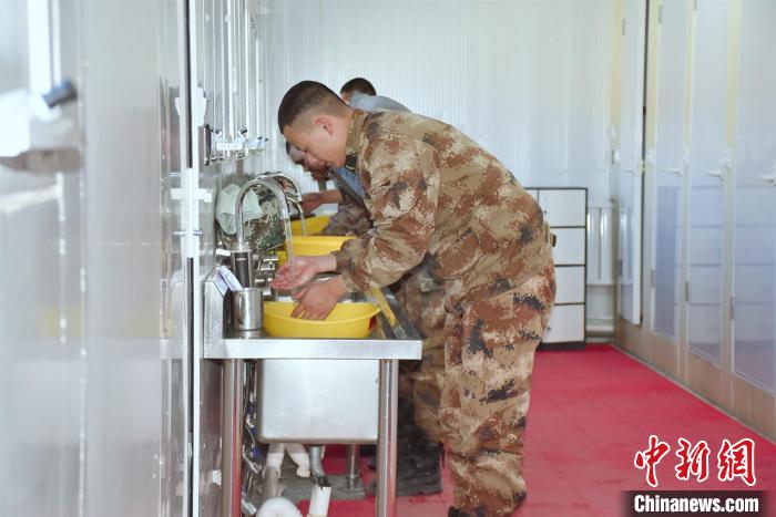 圖為阿里軍分區(qū)某邊防團官兵在新建水房洗漱?！詵| 攝