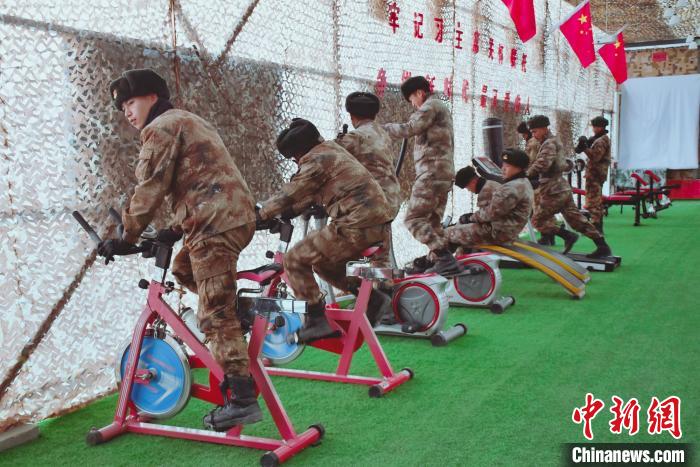圖為阿里軍分區(qū)某邊防團官兵在陽光房里鍛煉?！詵| 攝