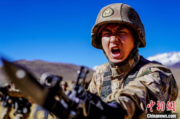 官兵正在進行刺殺操訓(xùn)練?！∥鞑厣侥宪姺謪^(qū)某團供圖