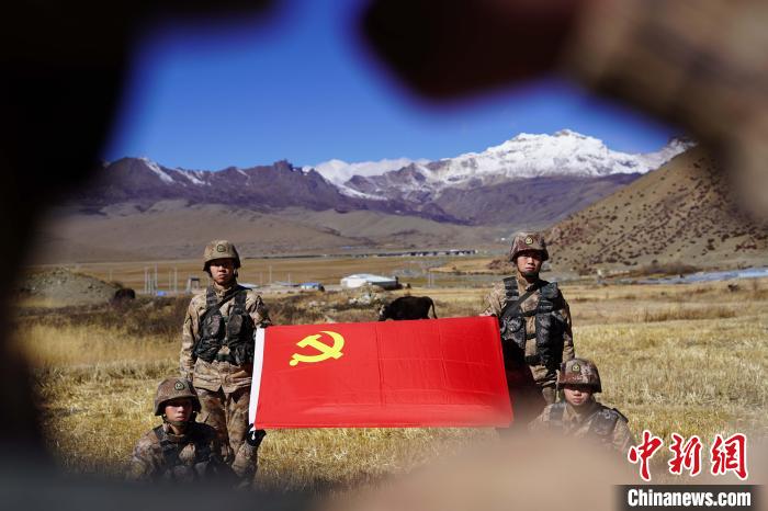 指導(dǎo)員楊磊帶領(lǐng)官兵重溫入黨誓詞?！∥鞑厣侥宪姺謪^(qū)某團供圖